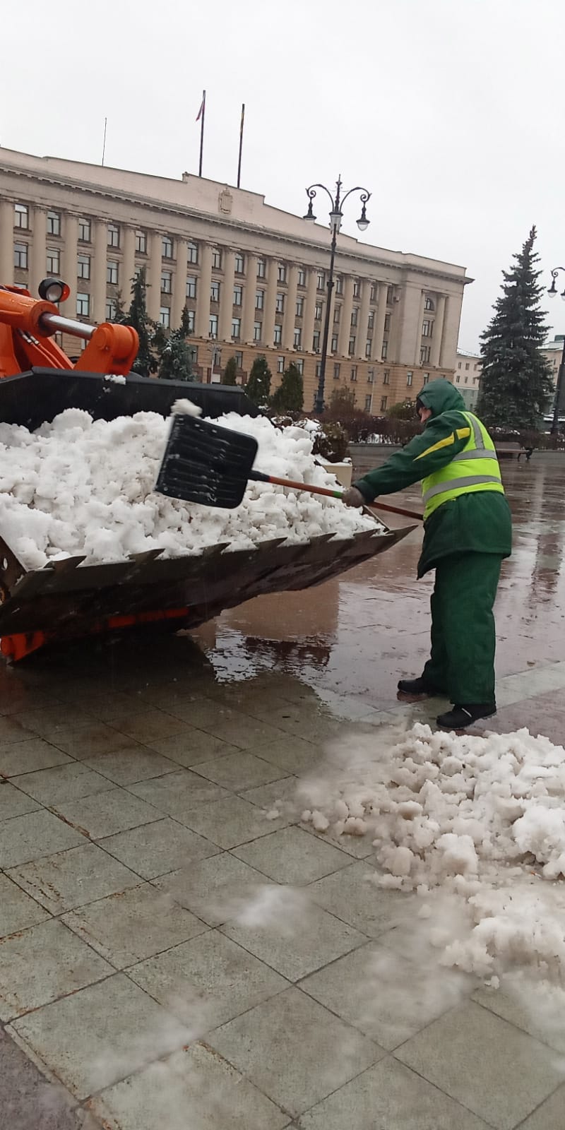 Погрузка и вывоз снега с площади Ленина