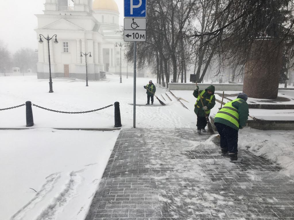 Очистка от снега Соборной площади и сквера им.М.Ю.Лермонтова