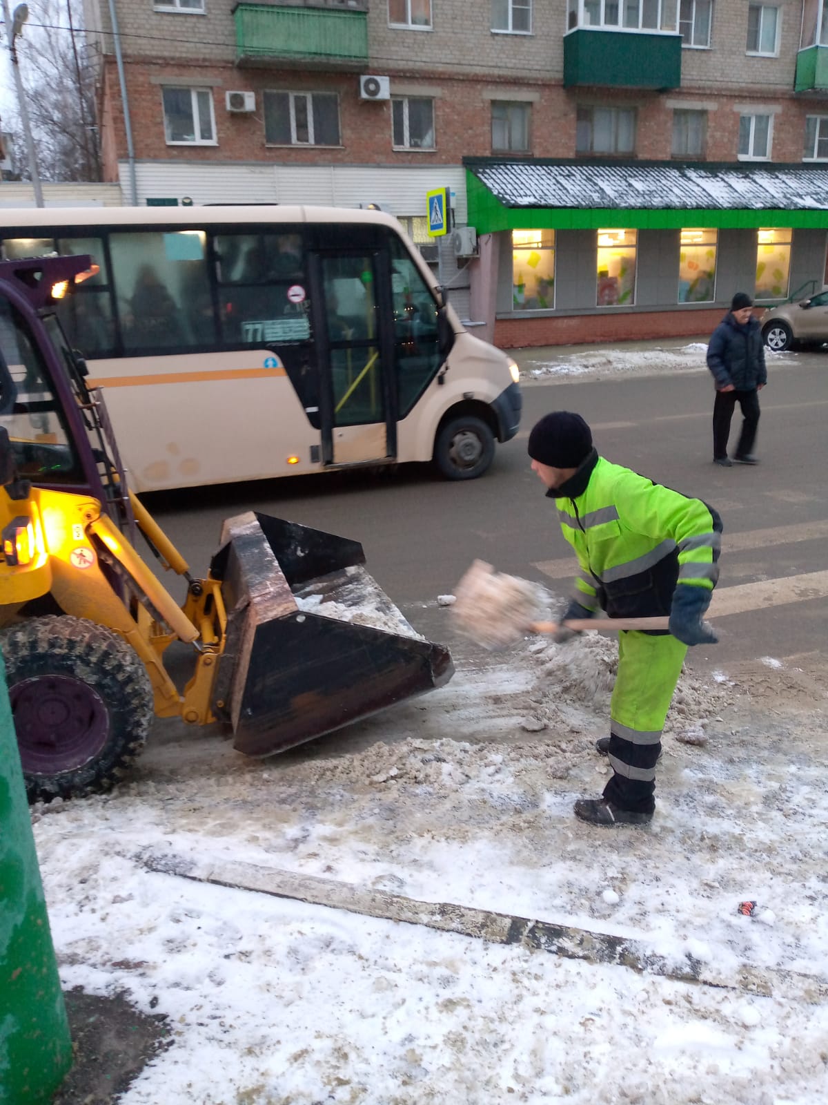 Погрузка и вывоз снега на ул. Ленинградской