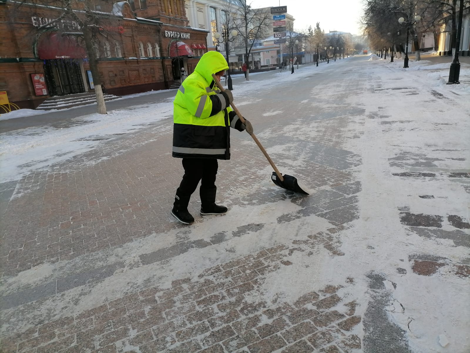 Очистка от снега, сколка льда на пешеходной зоне ул. Московской