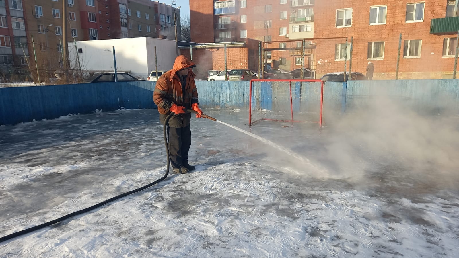 Заливка катка на хоккейной площадке по ул. Егорова