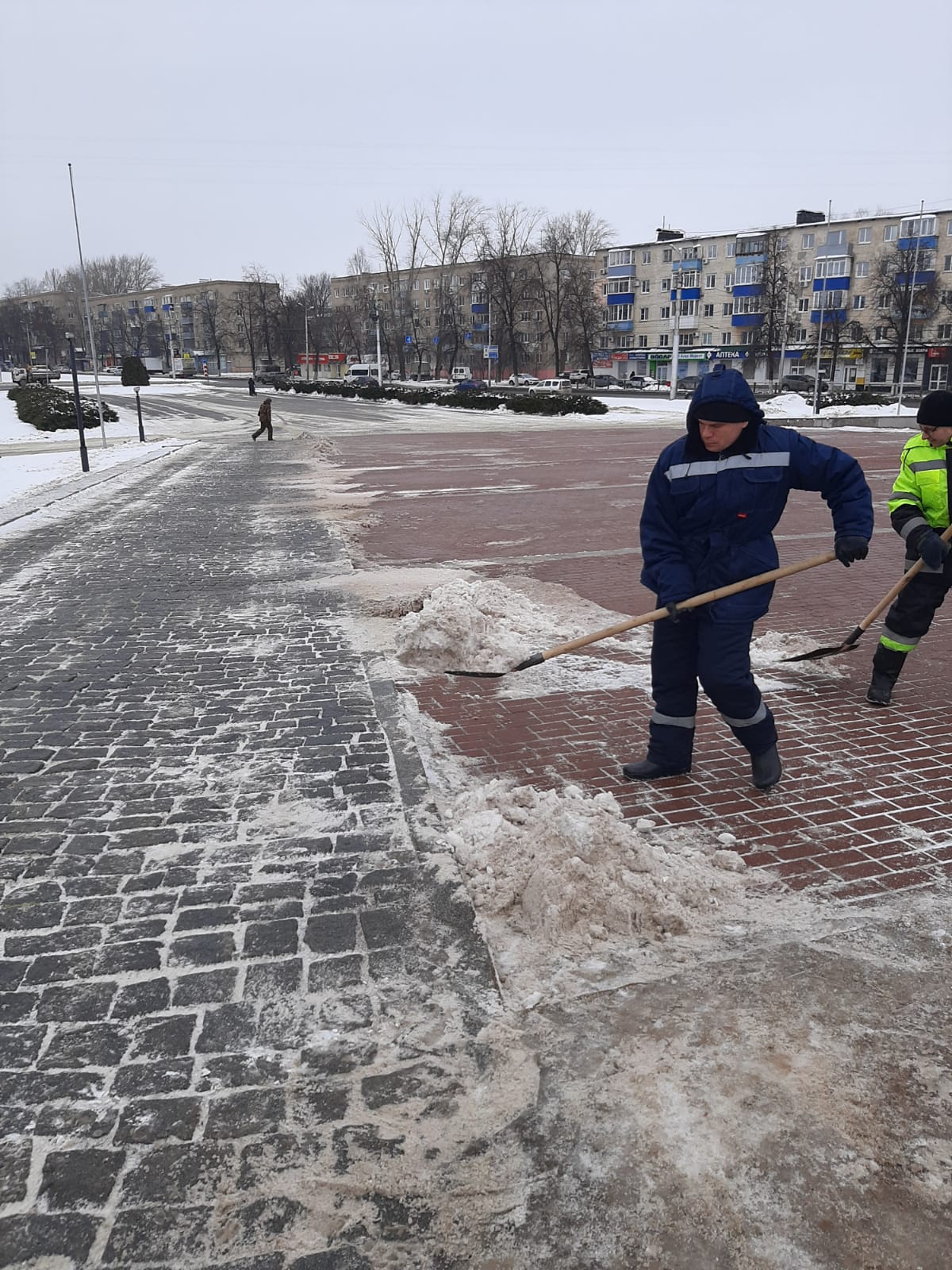 Очистка от снега сквера у памятника Боевой и Трудовой Славы