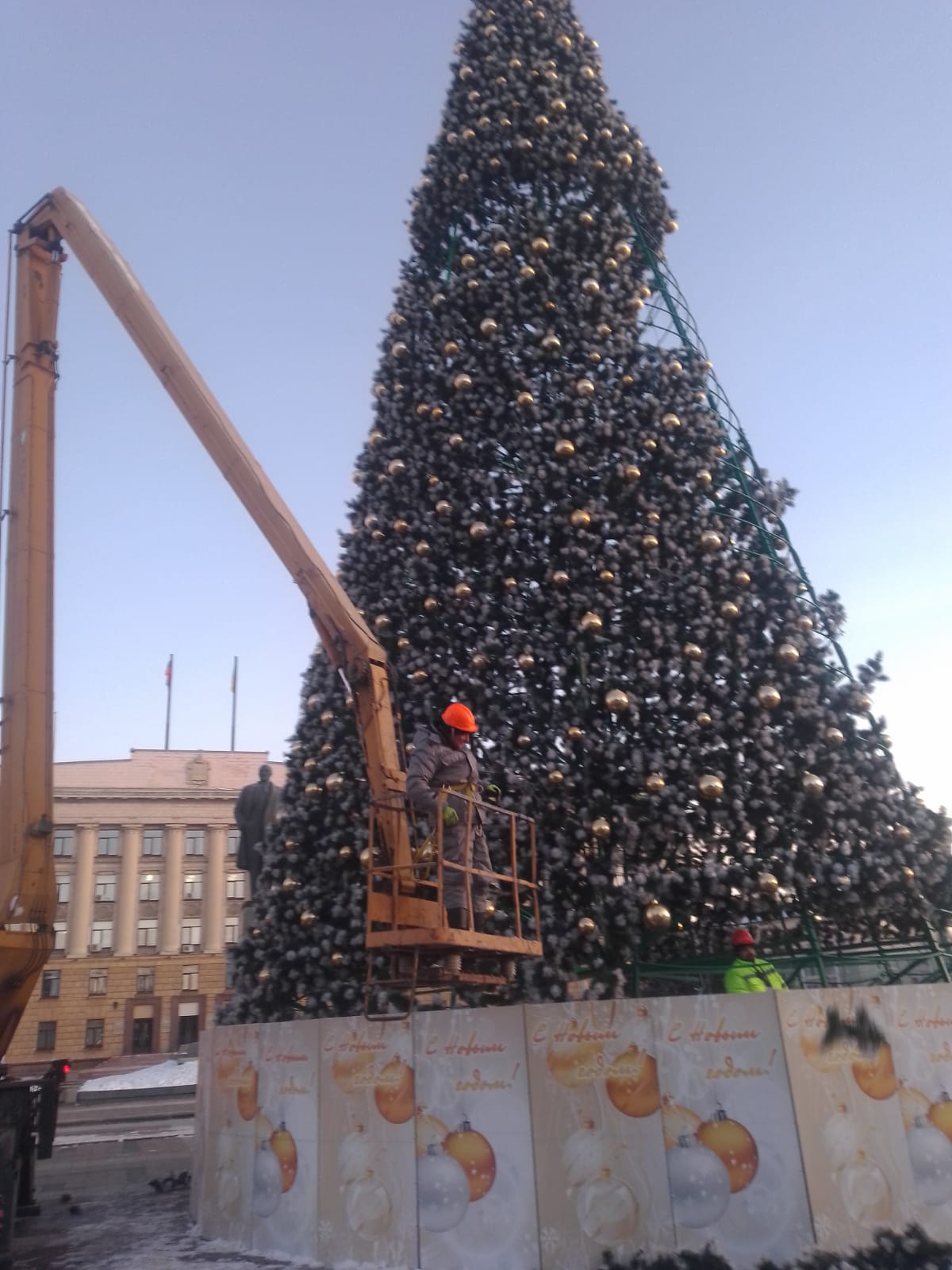 На площади Ленина ведется демонтаж главной новогодней елки