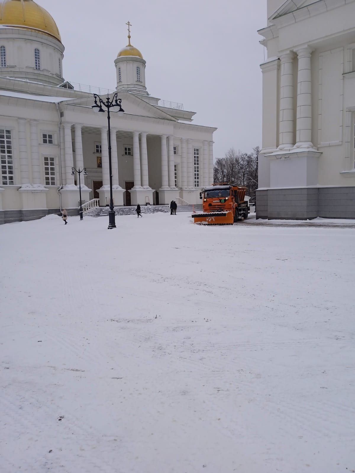 Очистка Соборной площади от снега