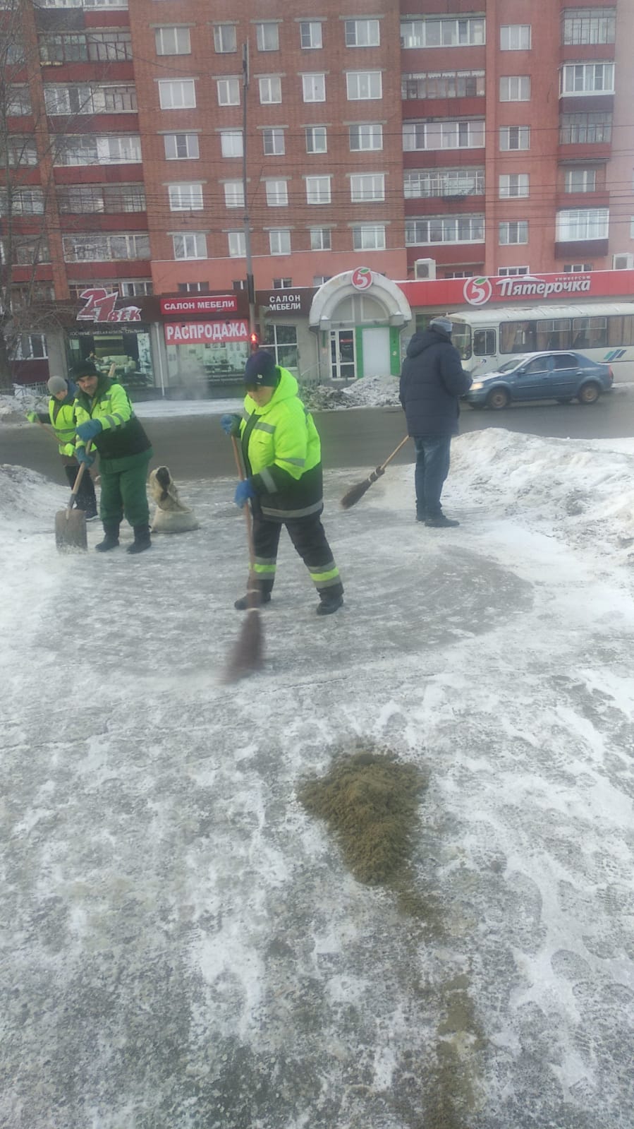 Расчистка от снега и льда и обработка противогололедными материалами пешеходных переходов