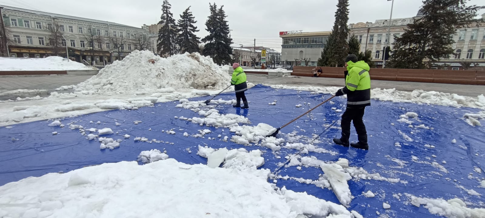 Очистка чаши фонтана по ул. Московской от снега и льда