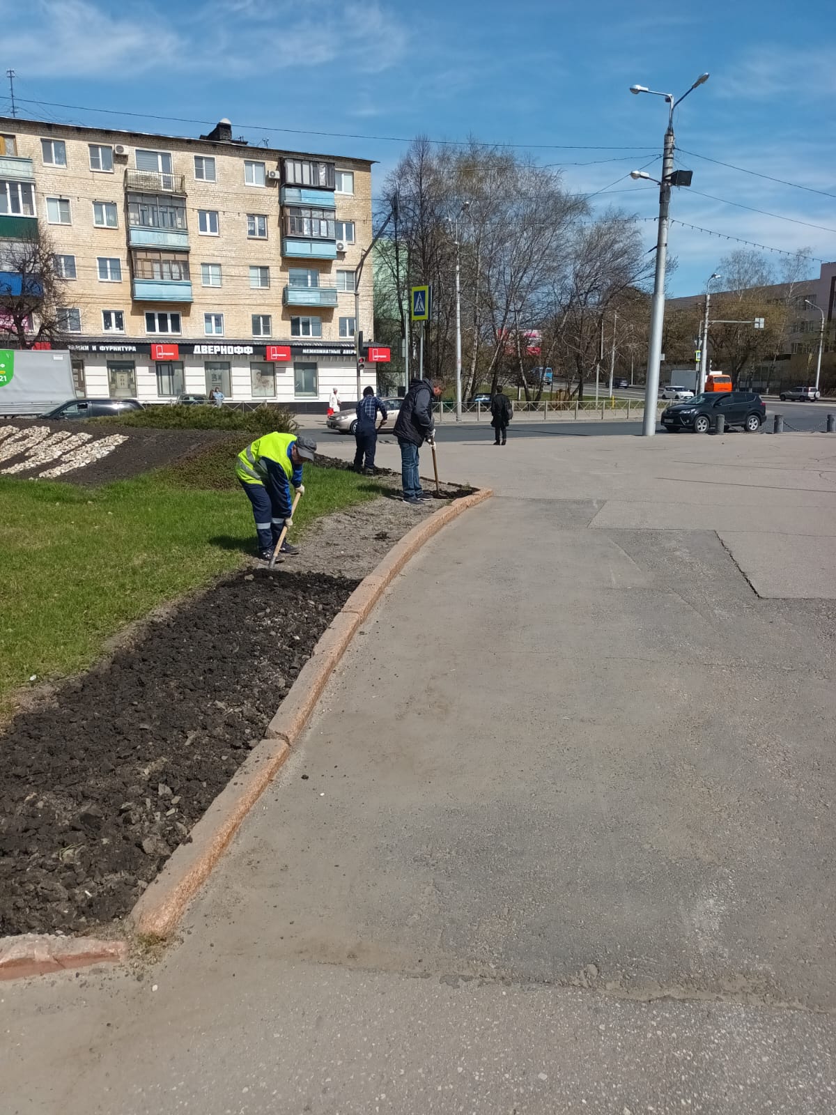 Подготовка цветников к посадке в сквере Пионерский и у памятника Боевой и Трудовой Славы