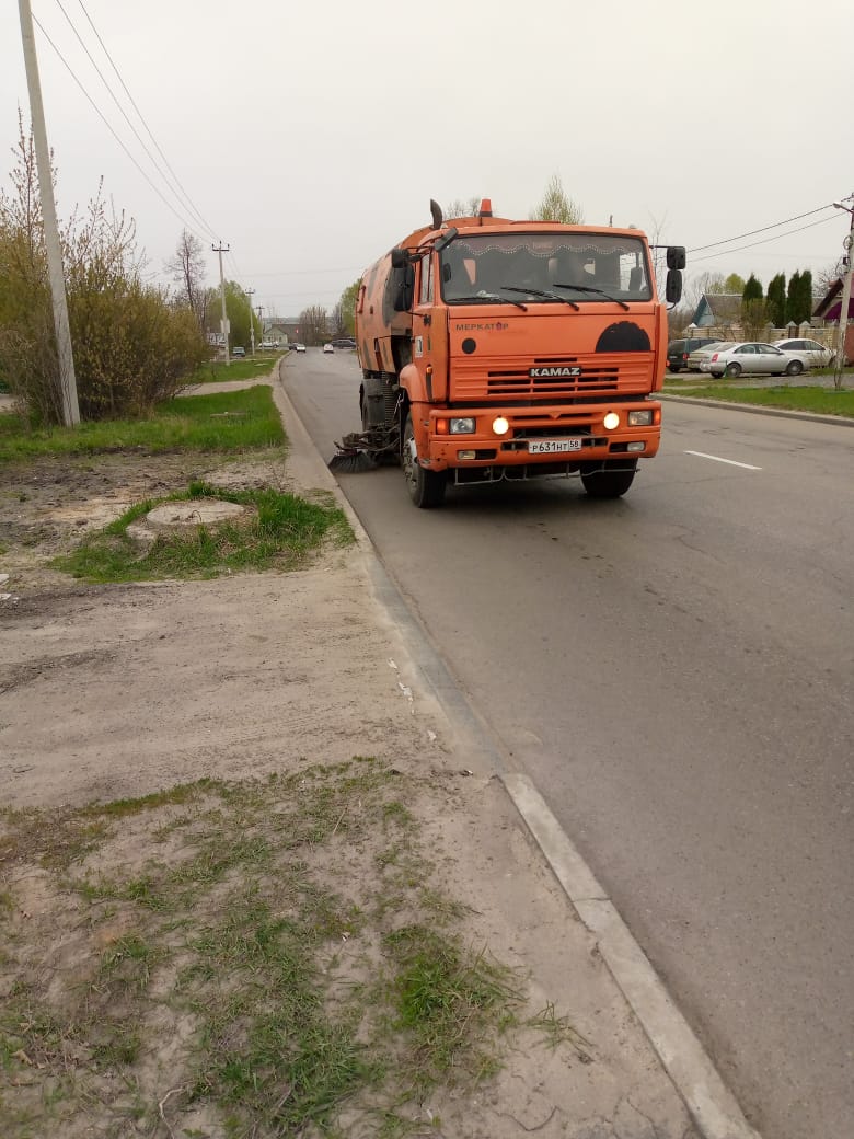 Очистка прилотковой части дорог вакуумно-подметальной машиной по ул. Львовской