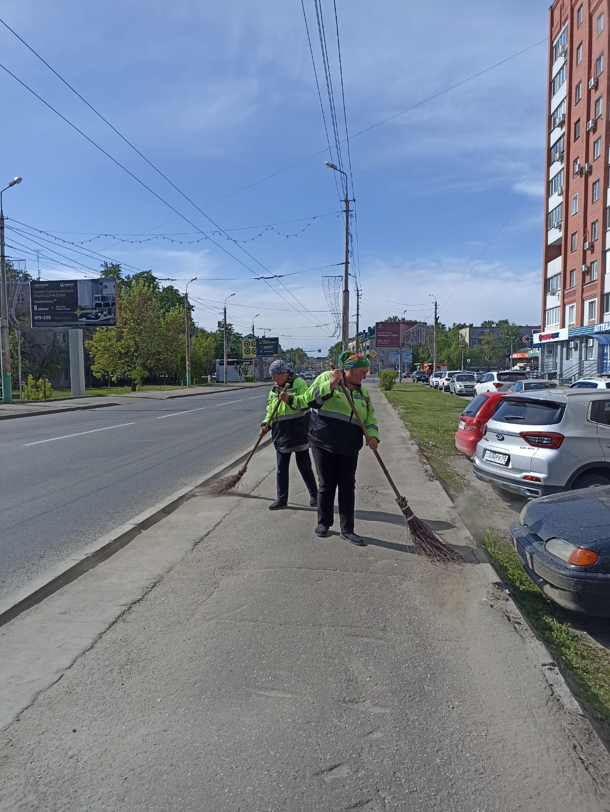 Ручная уборка тротуара по ул. Калинина