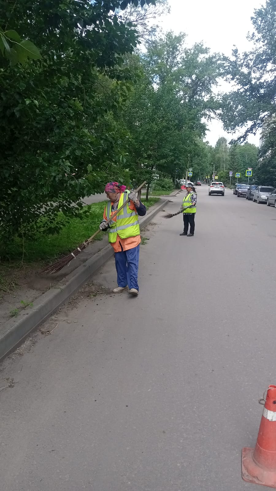 Уборка прилотковой части и тротуаров вручную по ул.Калинина, Свердлова