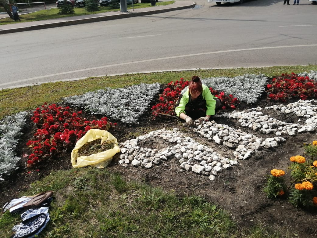 Прополка цветника по ул. Центральная