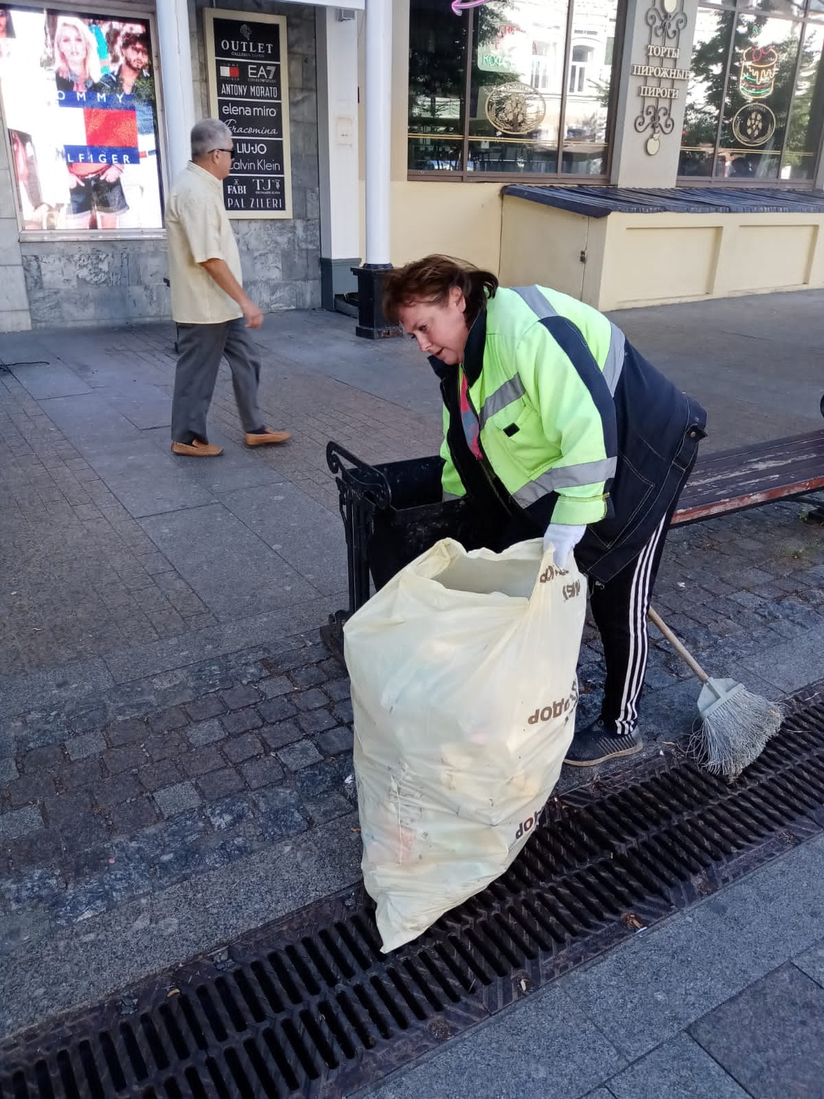 Уборка урн от мусора по ул.Московской