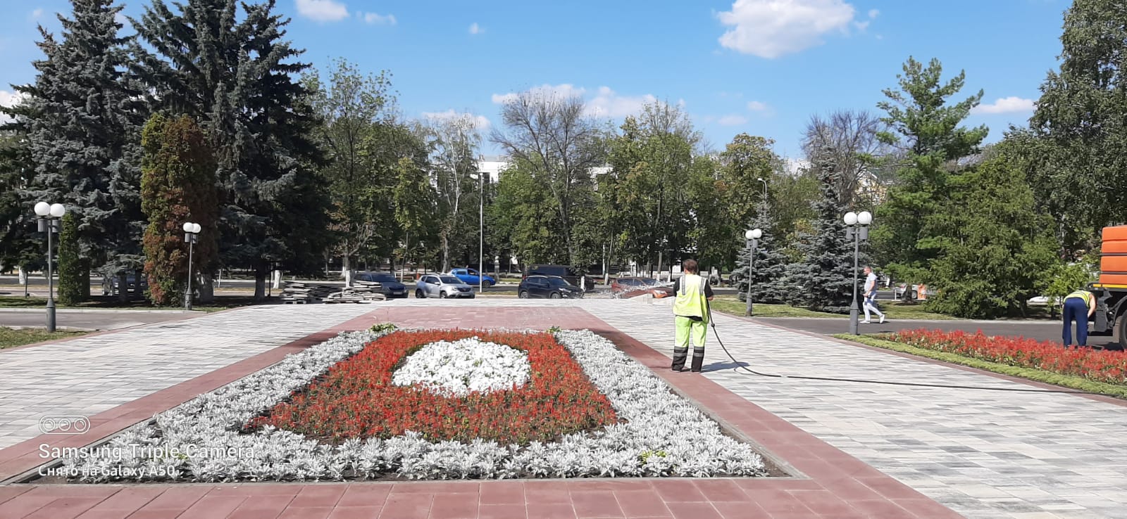 Полив цветников в сквере Пионерский, у памятника Победы, у гор.администрации