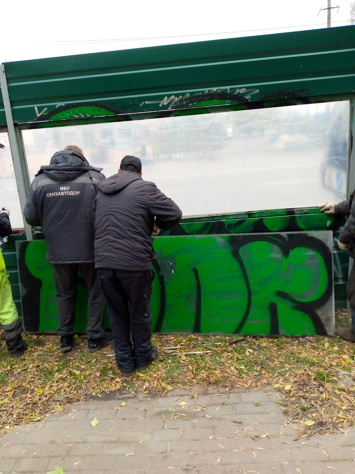 Очистка и замена стекла на шумозащитных экранах по ул. Терновского