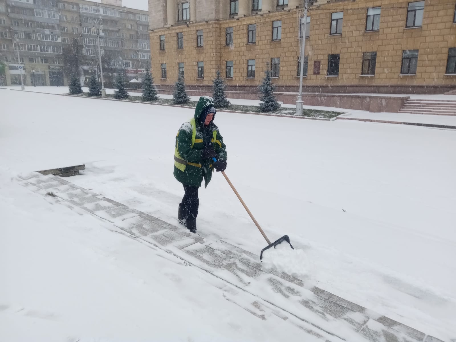 Очистка тротуаров, переходов от снега и обработка противогололедными материалами