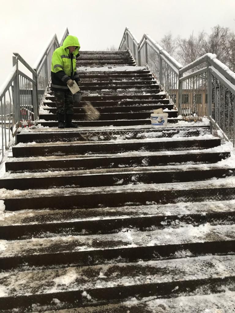 Очистка от снега и обработка ПГМ пешеходного мостика по ул. Леонова — Вяземского