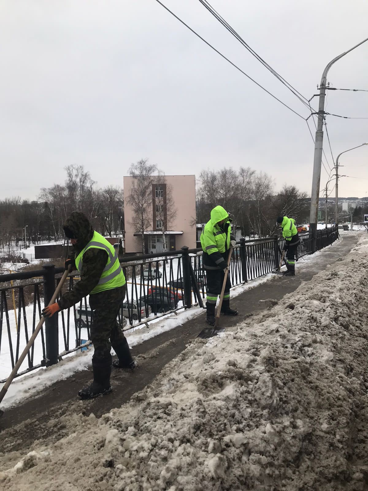 Очистка от снега тротуара на путепроводе по ул. Ленина