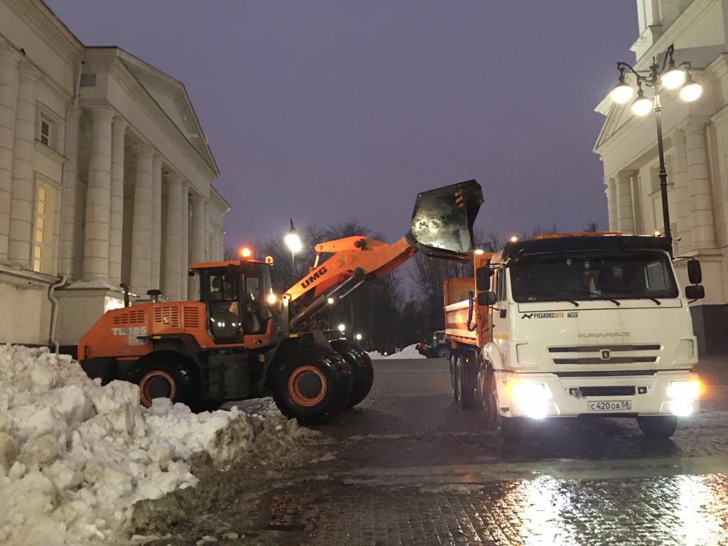 Погрузка и вывоз снега с Соборной площади