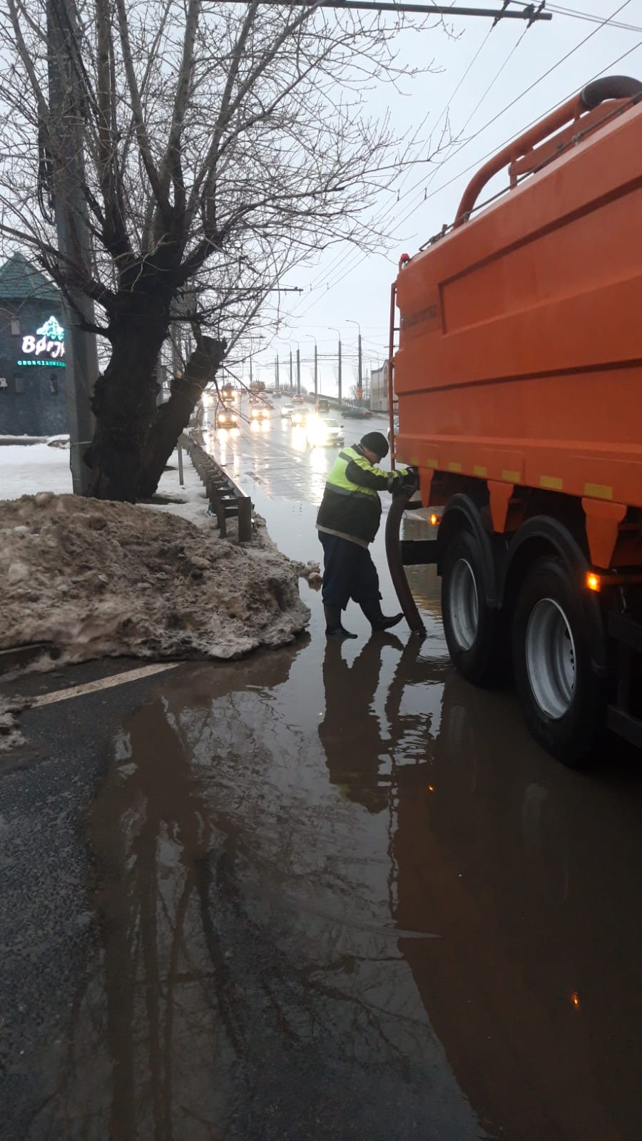 Откачка воды с дороги по ул. Баумана