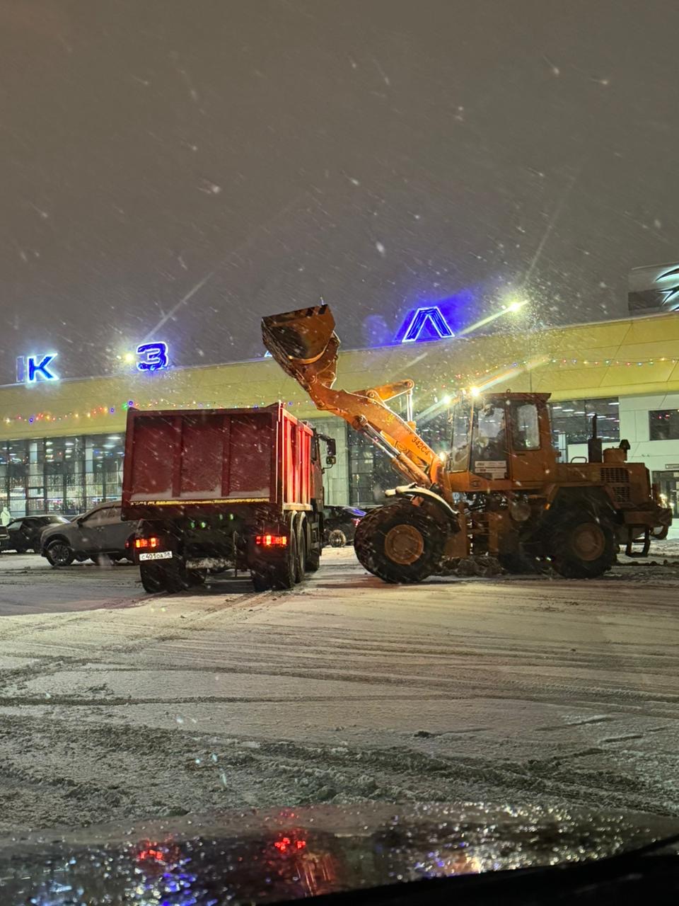 Погрузка и вывоз снега с ул. Урицкого и площади Пенза 1