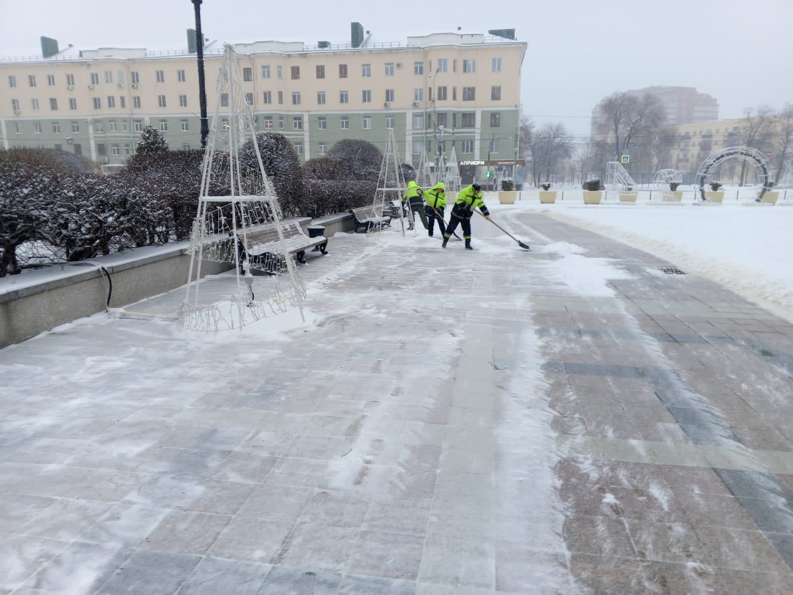 Механизированная и ручная расчистка от снега ул.Московской и площади Ленина