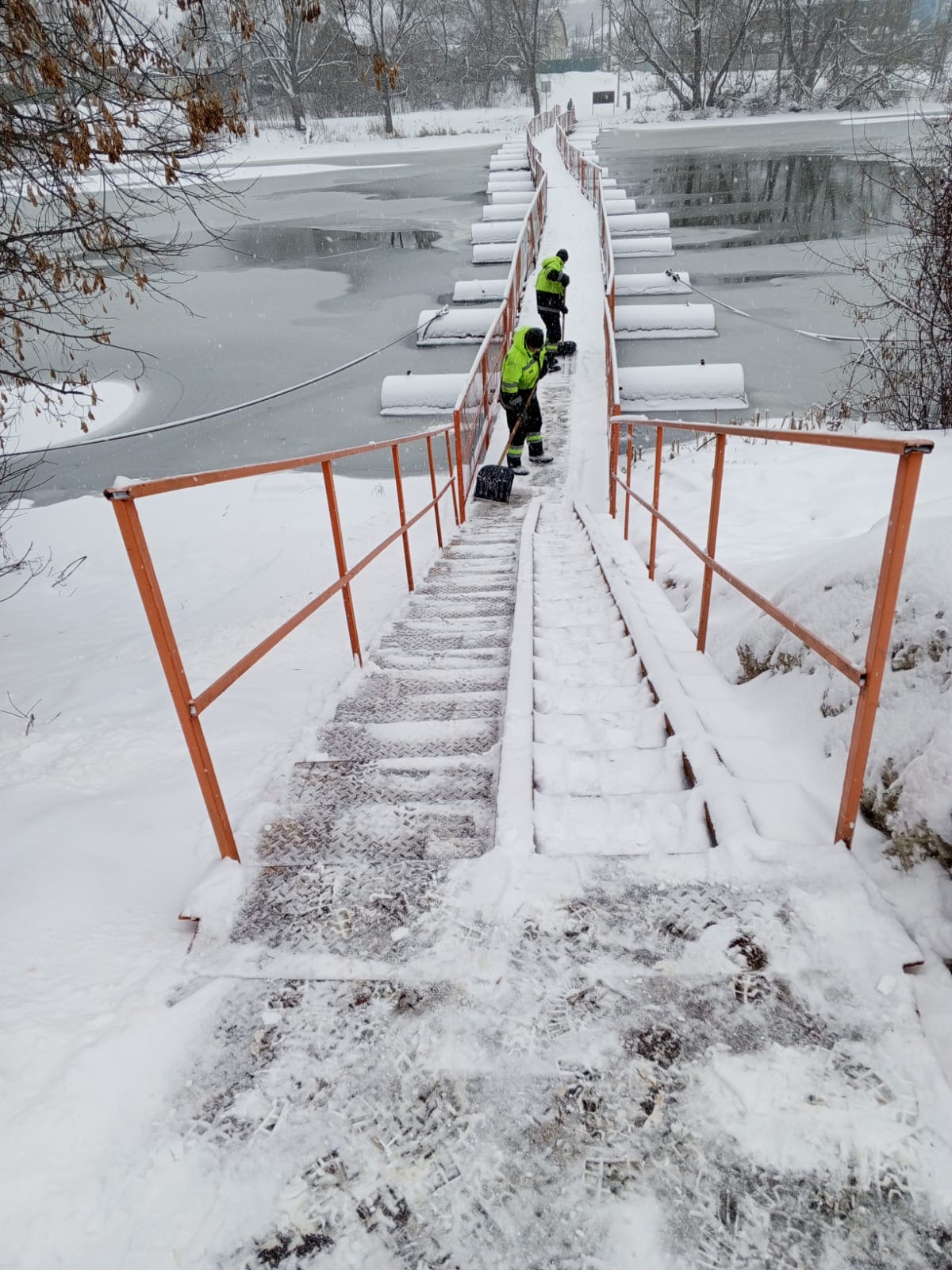 Ручная очистка от снега понтонного моста