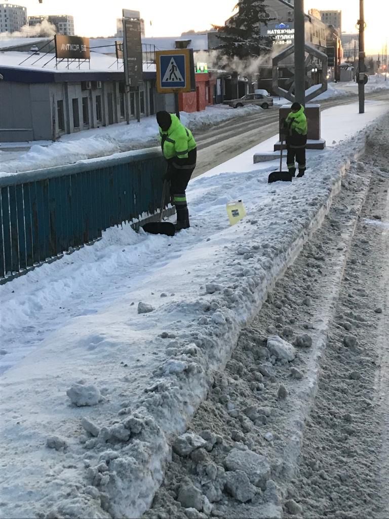 Очистка снега на тротуарах и лестничных маршах по мостам и путепроводам г.Пензы