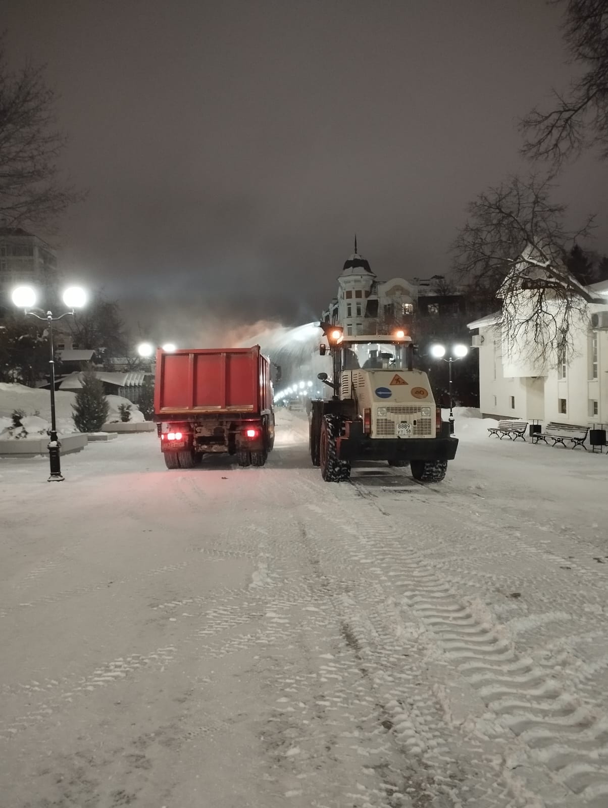 Погрузка и вывоз снега с Соборной площади и ул. Московской