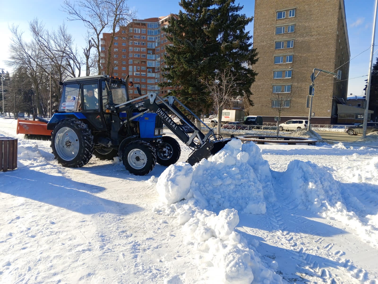 Расчистка снега в сквере по ул. Урицкого (у Ростка)
