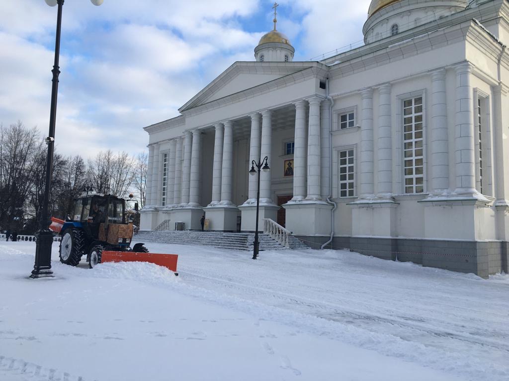 Очистка от снега Соборной площади