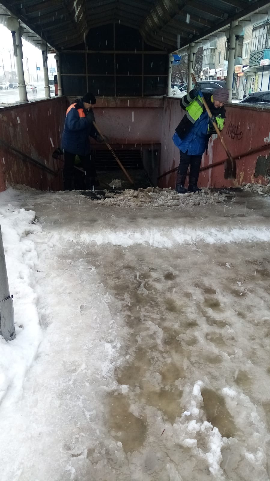 Очистка от снега и льда подземного пешеходного перехода по Пр. Победы
