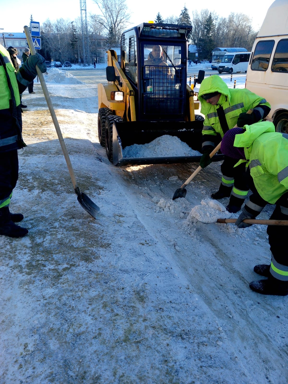 Расчистка остановочных площадок на площади Пенза-1 от снега