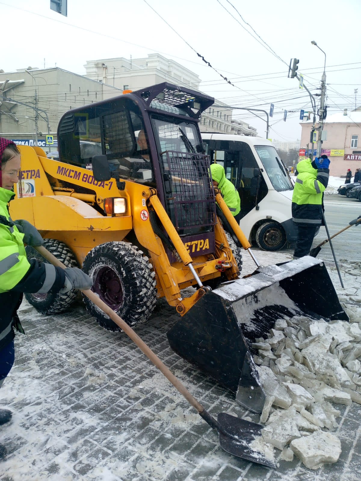 Очистка от снега, скол льда на остановочных площадках по ул. Чехова