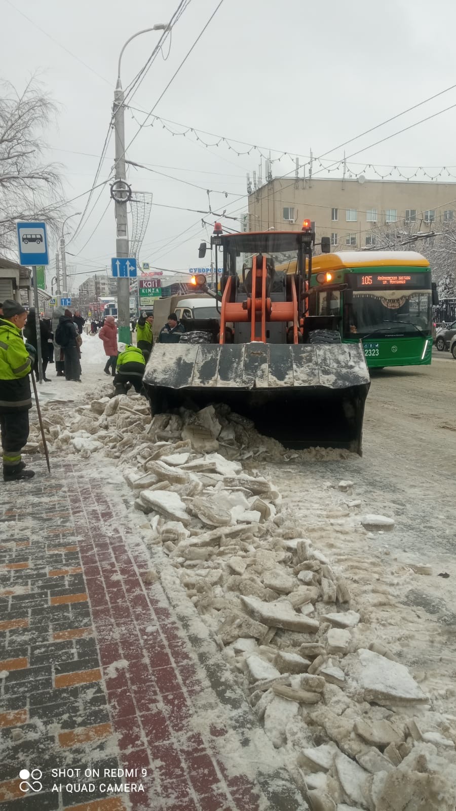 Очистка от снега, скол льда на остановочных площадках, пешеходных переходах по ул. Суворова