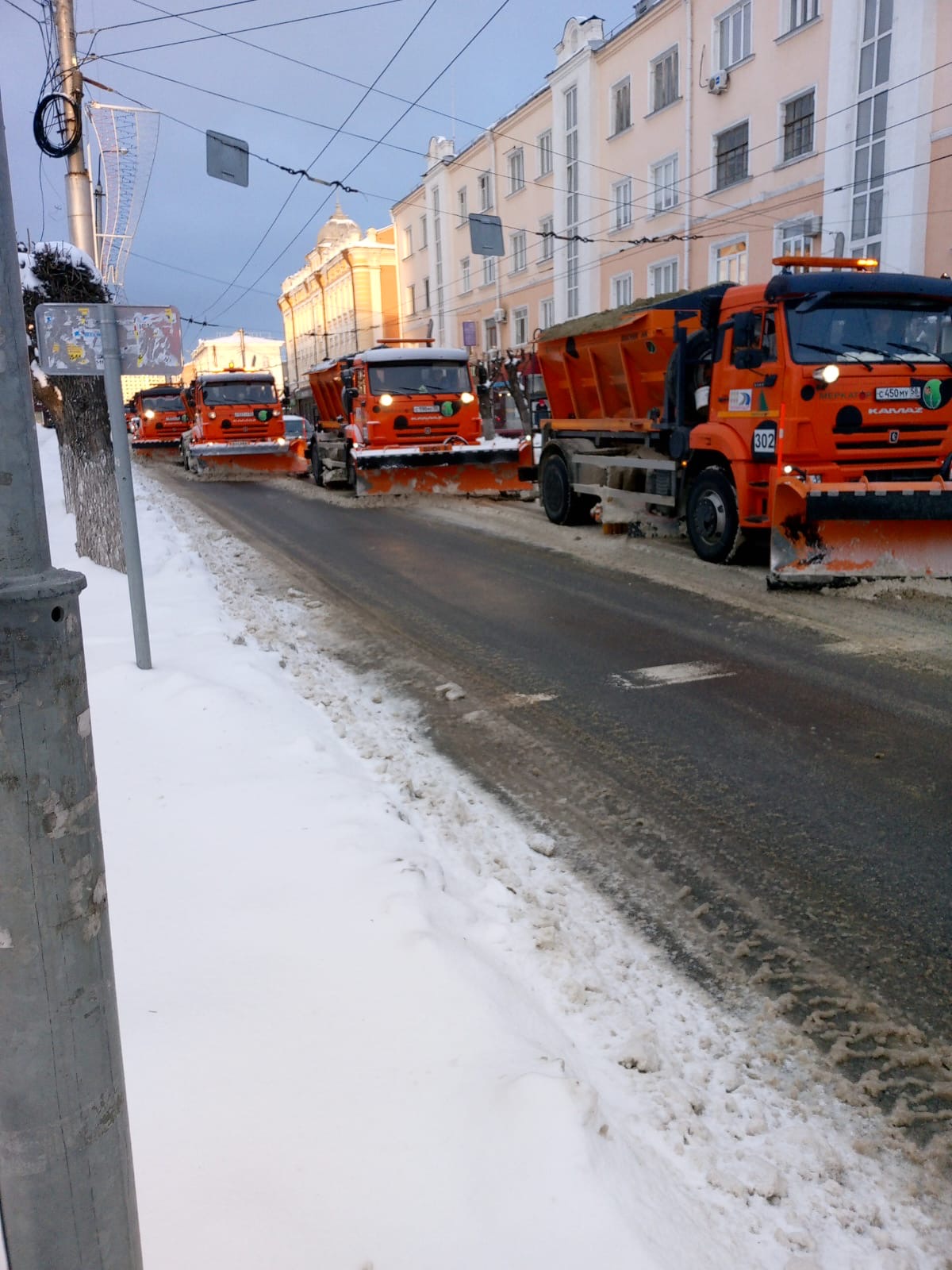 Очистка дороги от снега комбинированными дорожными машинами по ул. М.Горького