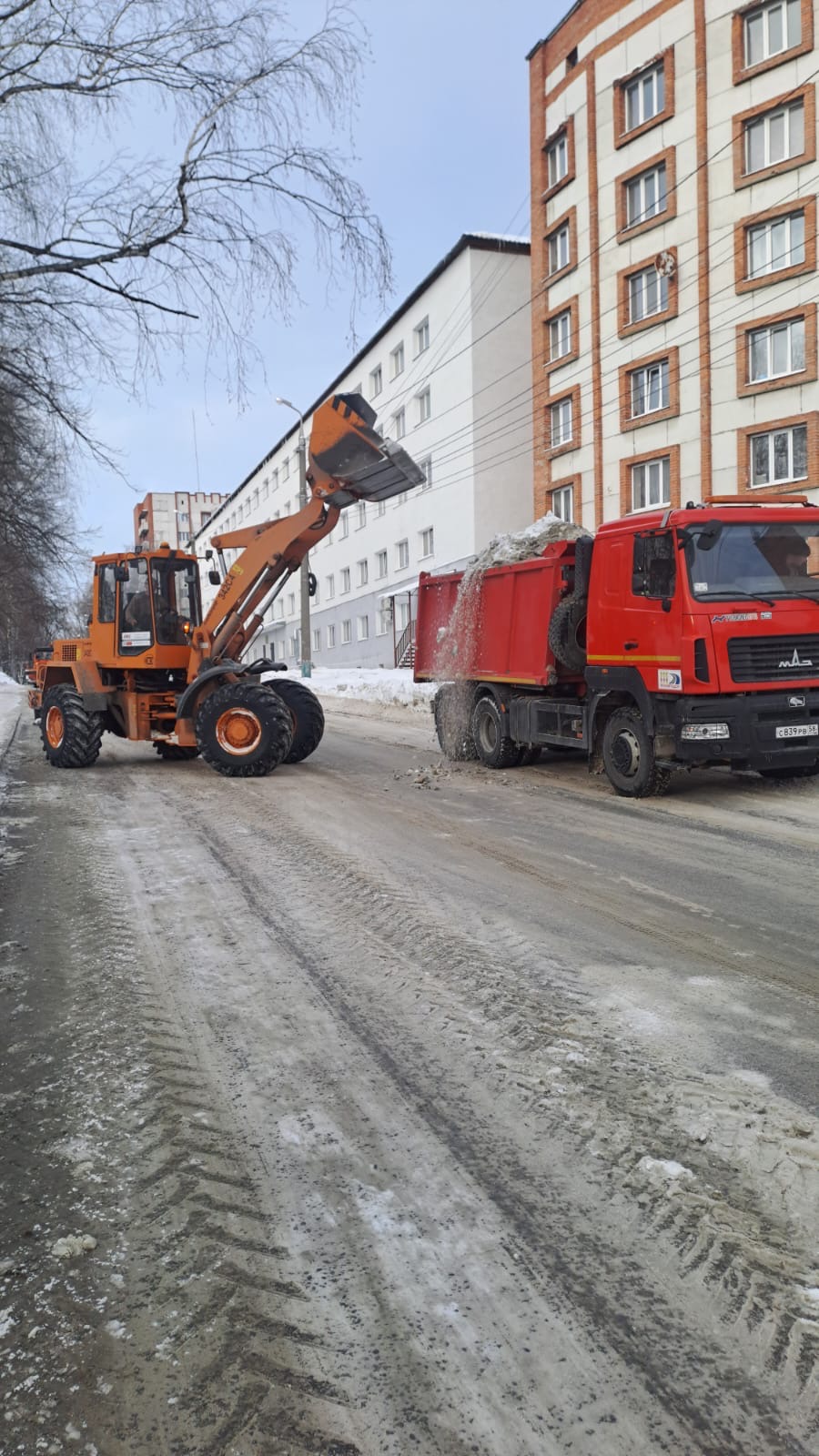 Погрузка и вывоз снега на ул. М.Крылова