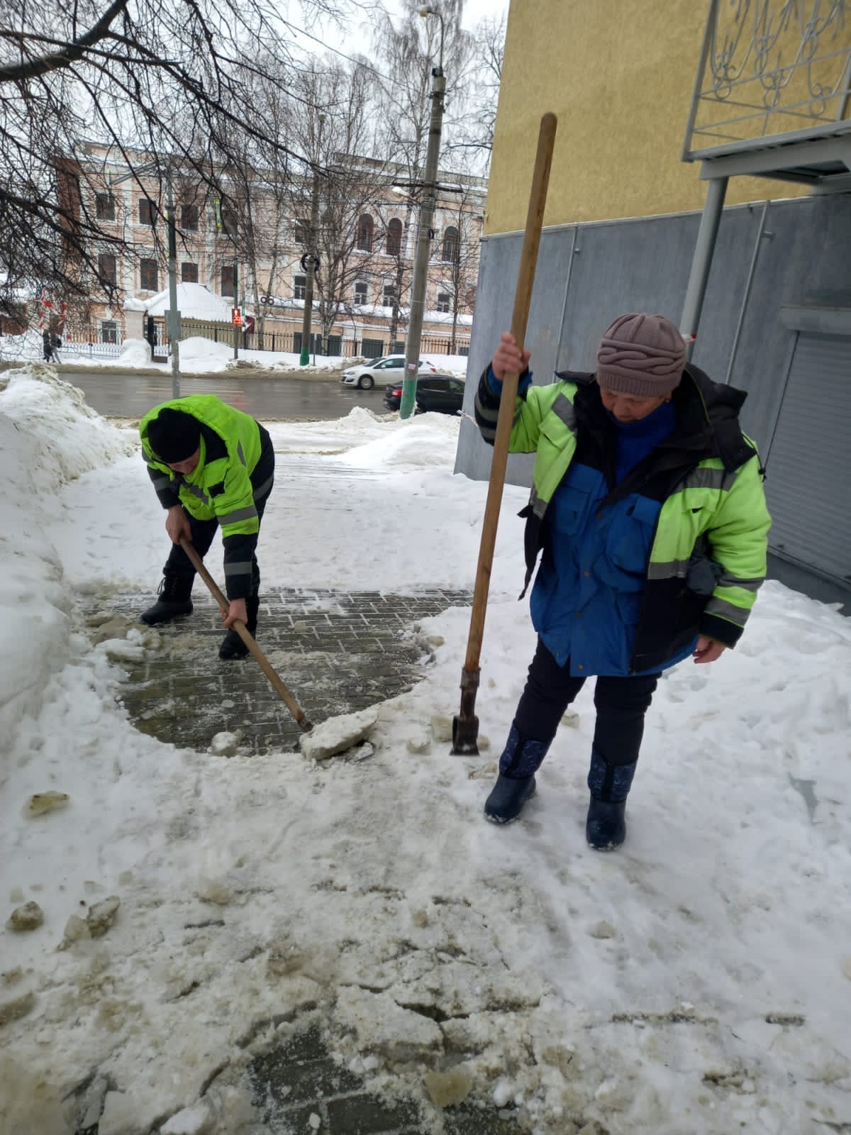 Очистка от снега и льда лестниц по ул. К. Маркса, Московская