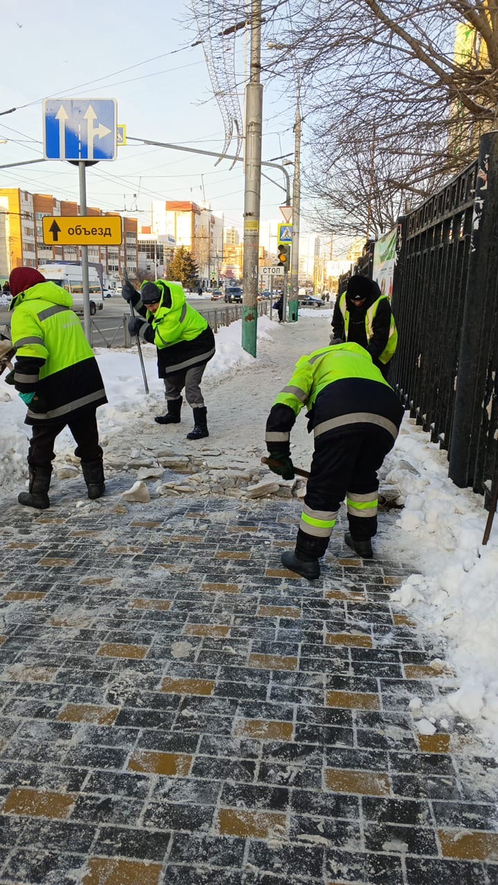 Скол льда на тротуаре по ул. Суворова