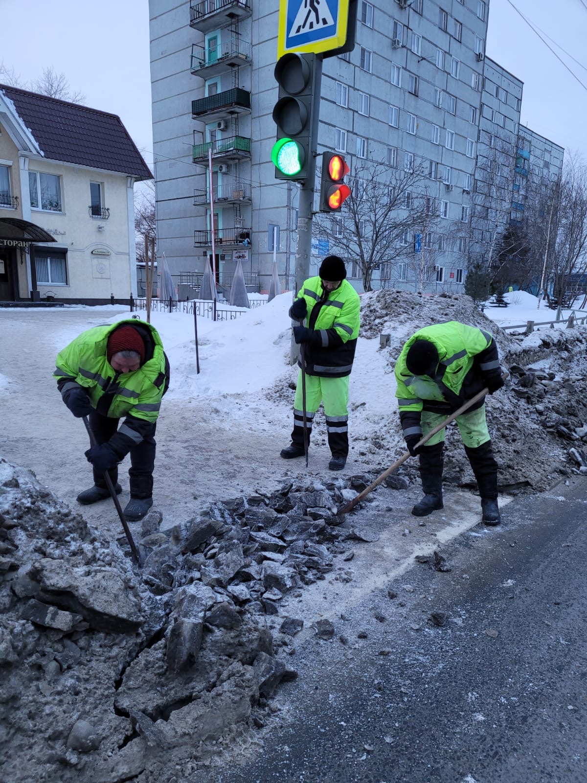 Скол льда на тротуарах и пешеходных переходах по ул. Кирова, Калинина