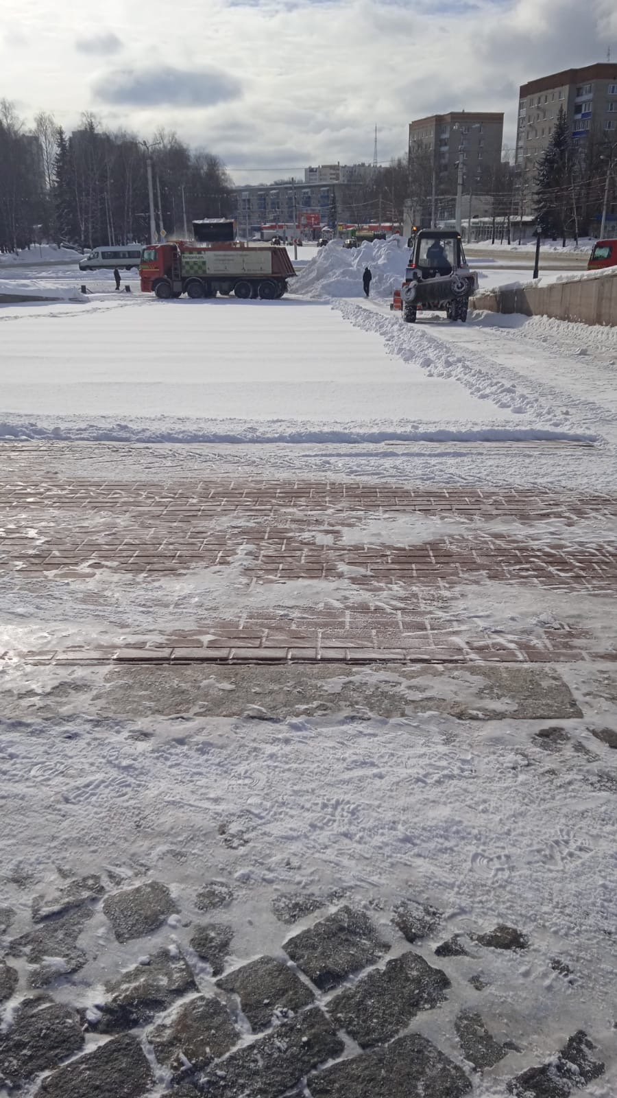 Очистка от снега в сквере у памятника Боевой и Трудовой Славы