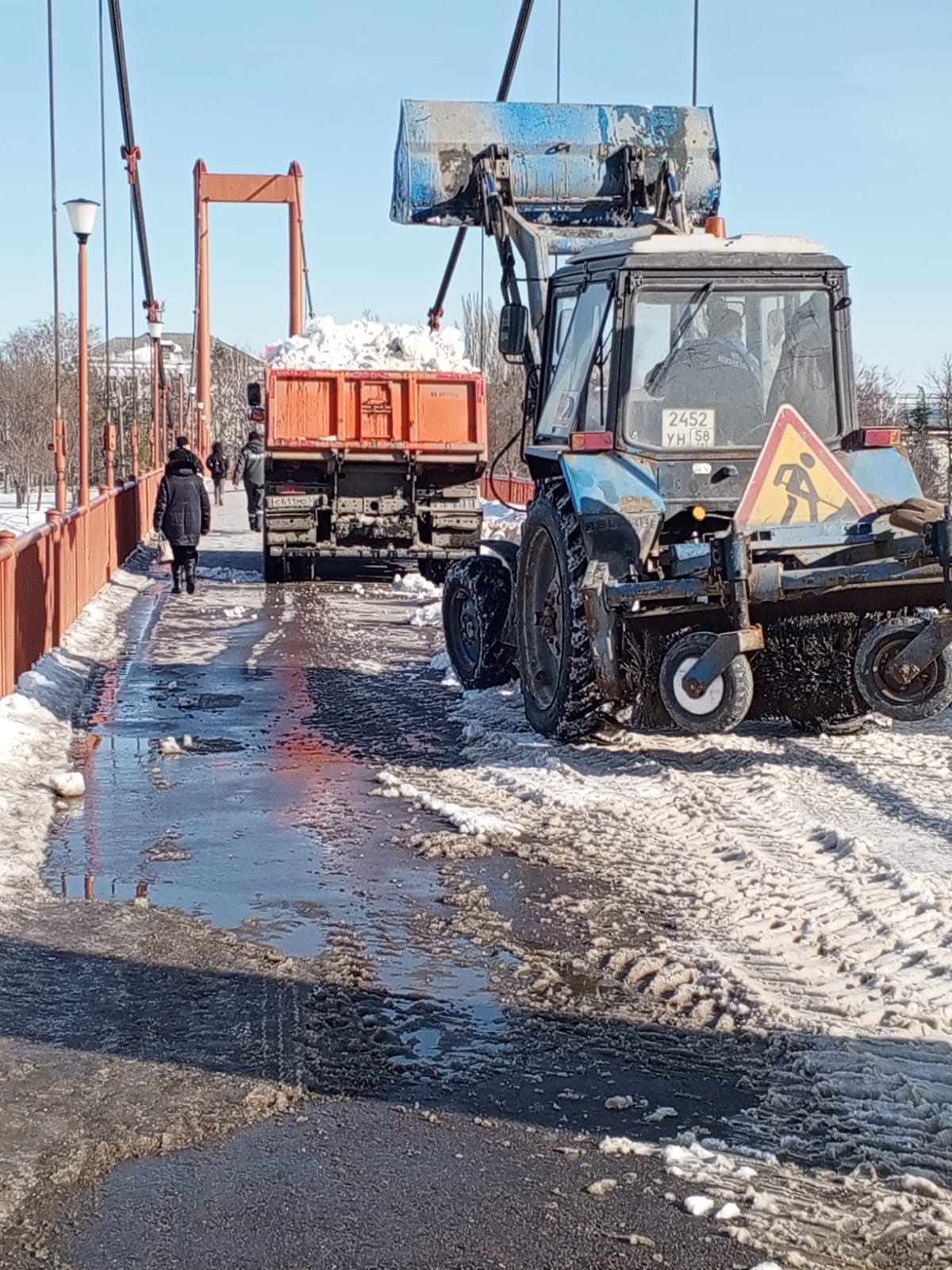 Вывоз снега с мостов и путепроводов (путепровод по ул. Беляева, подвесной пешеходный мост по ул.  М.Горького)