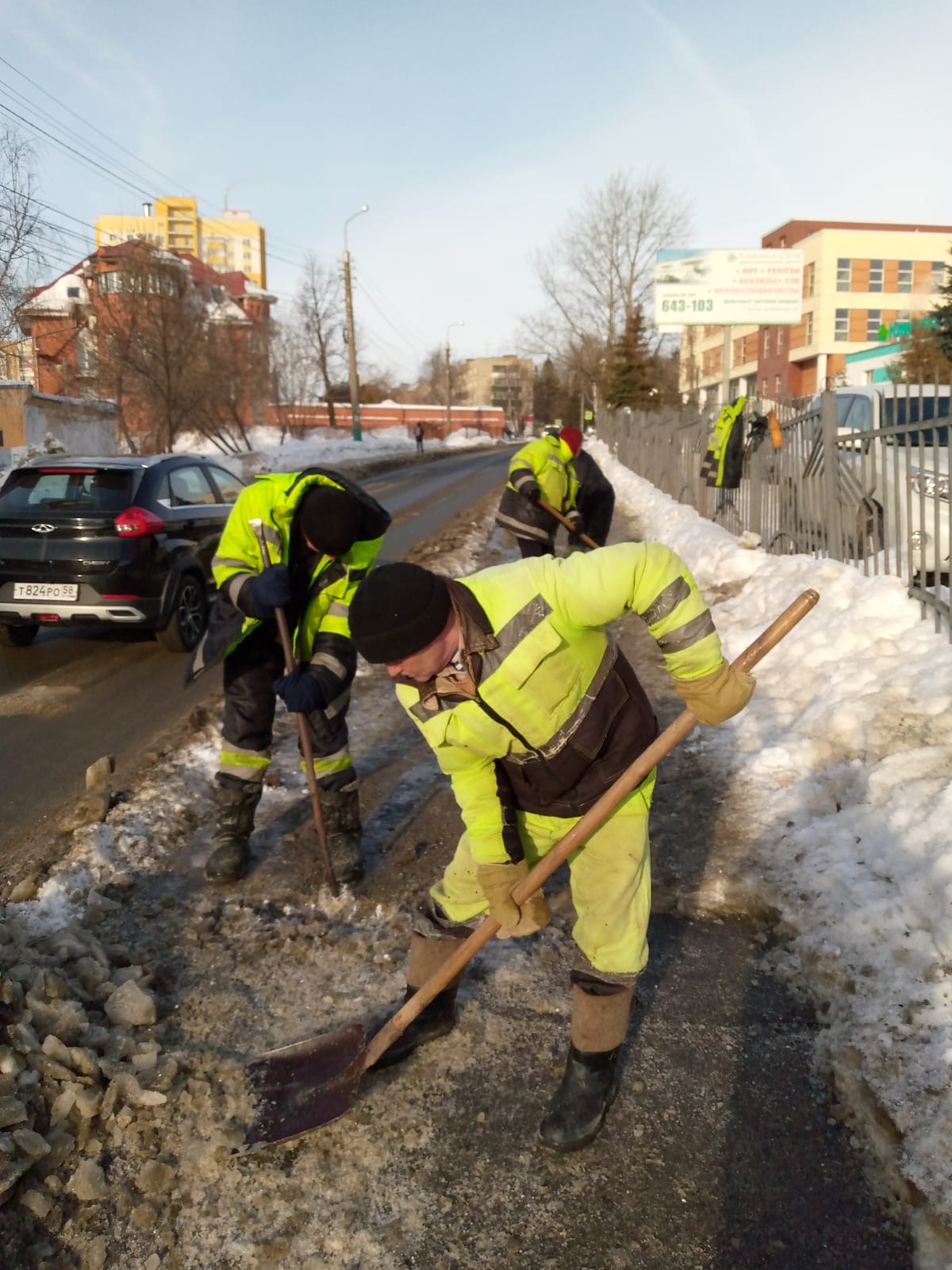Скол льда и очистка снега на тротуарах по ул. Терновского, Красная горка