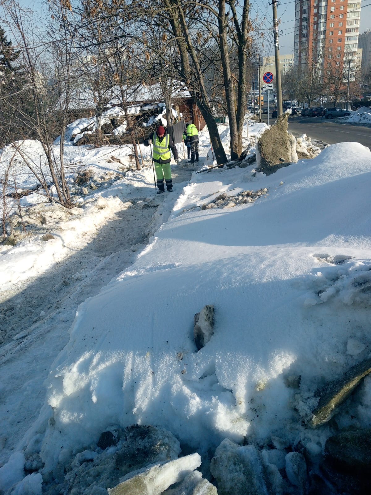 Очистка от снега и льда вручную тротуара по ул. Красная