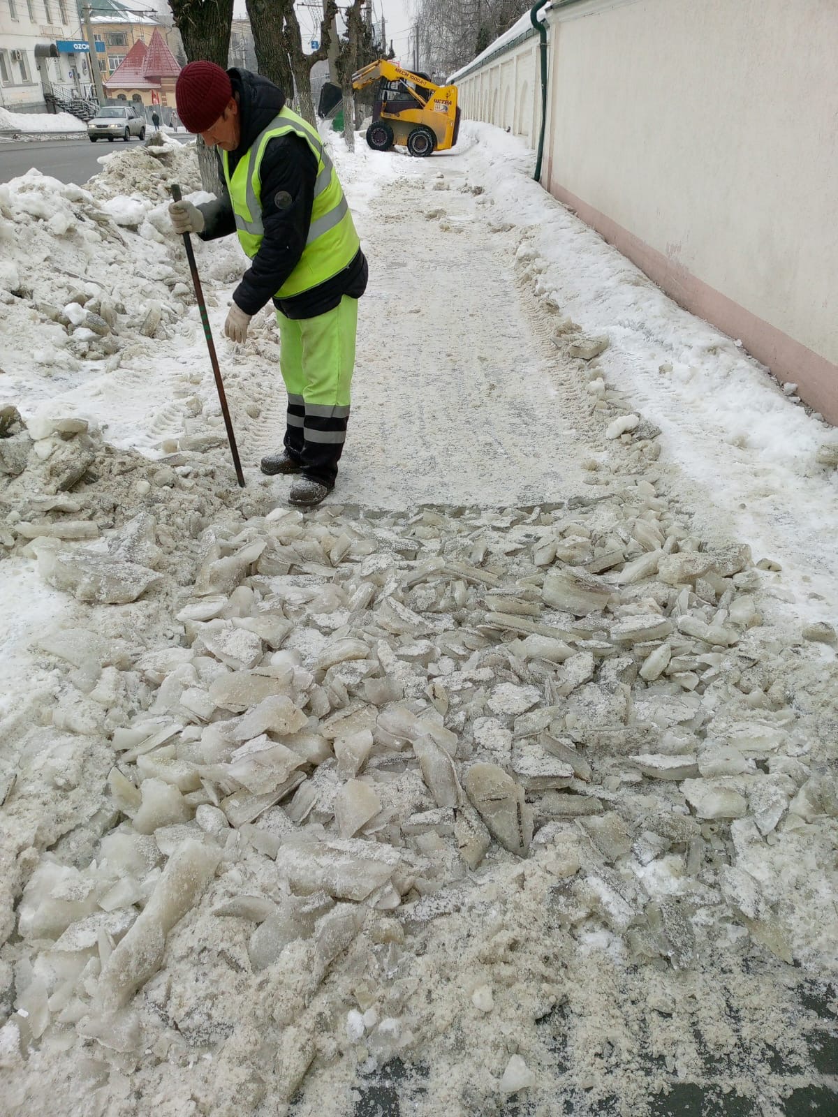 Скол льда на тротуаре, вывоз снега на ул.  Кирова