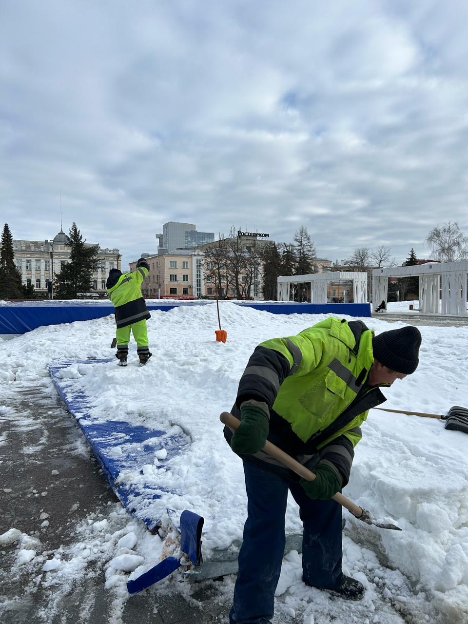 Очистка от снега чаши фонтана на ул.Московской
