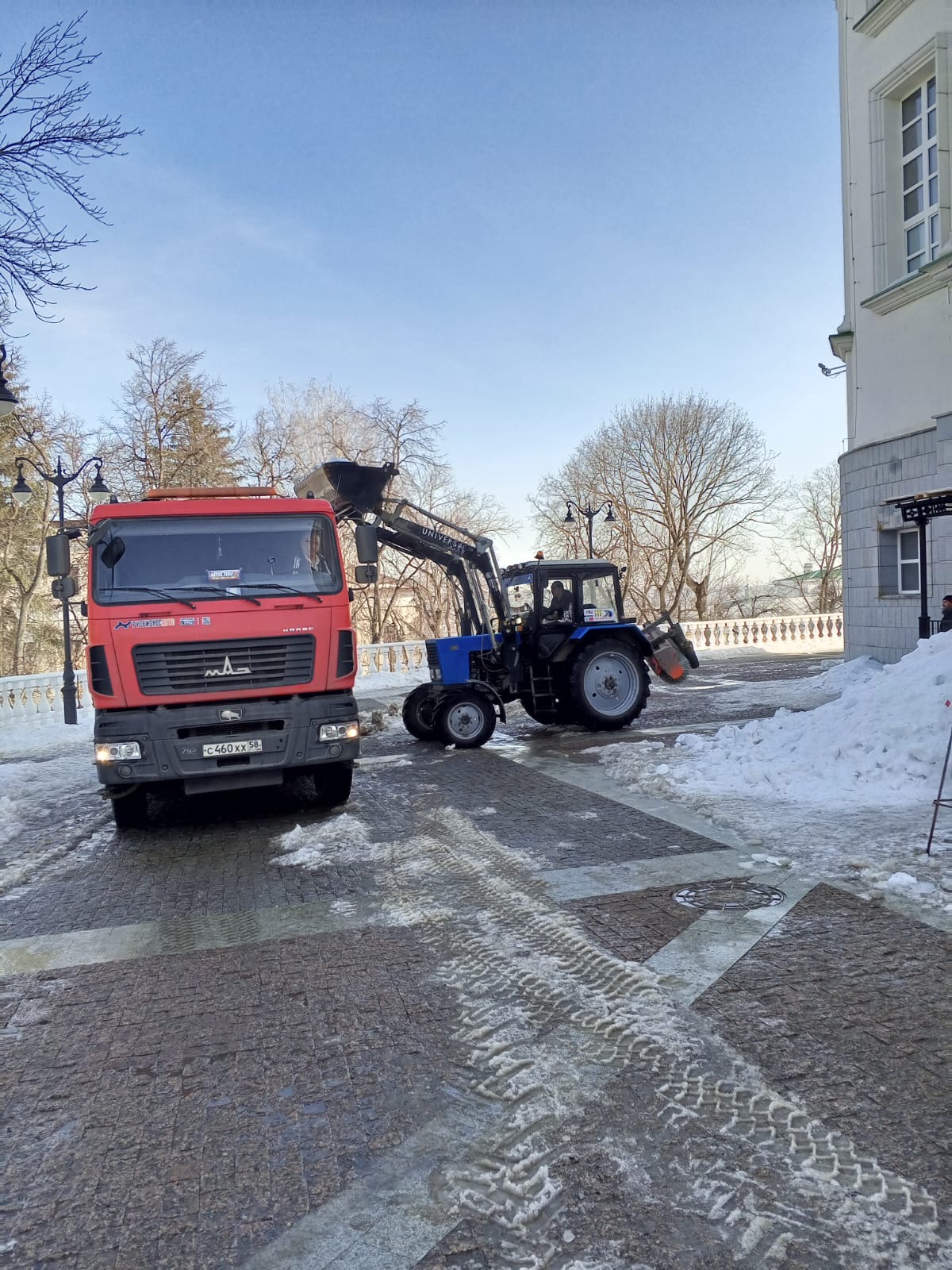 Уборка, погрузка и вывоз снега с Соборной площади