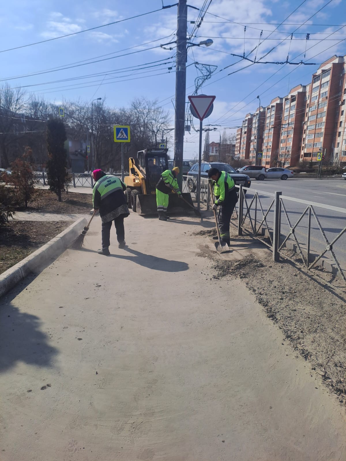 Ручная уборка тротуара по ул. Калинина, Свердлова