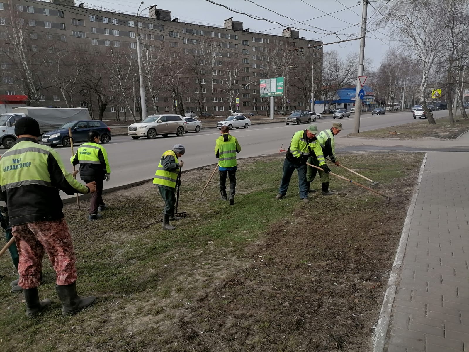Очистка газонов от опавших листьев, мусора по ул. Луначарского