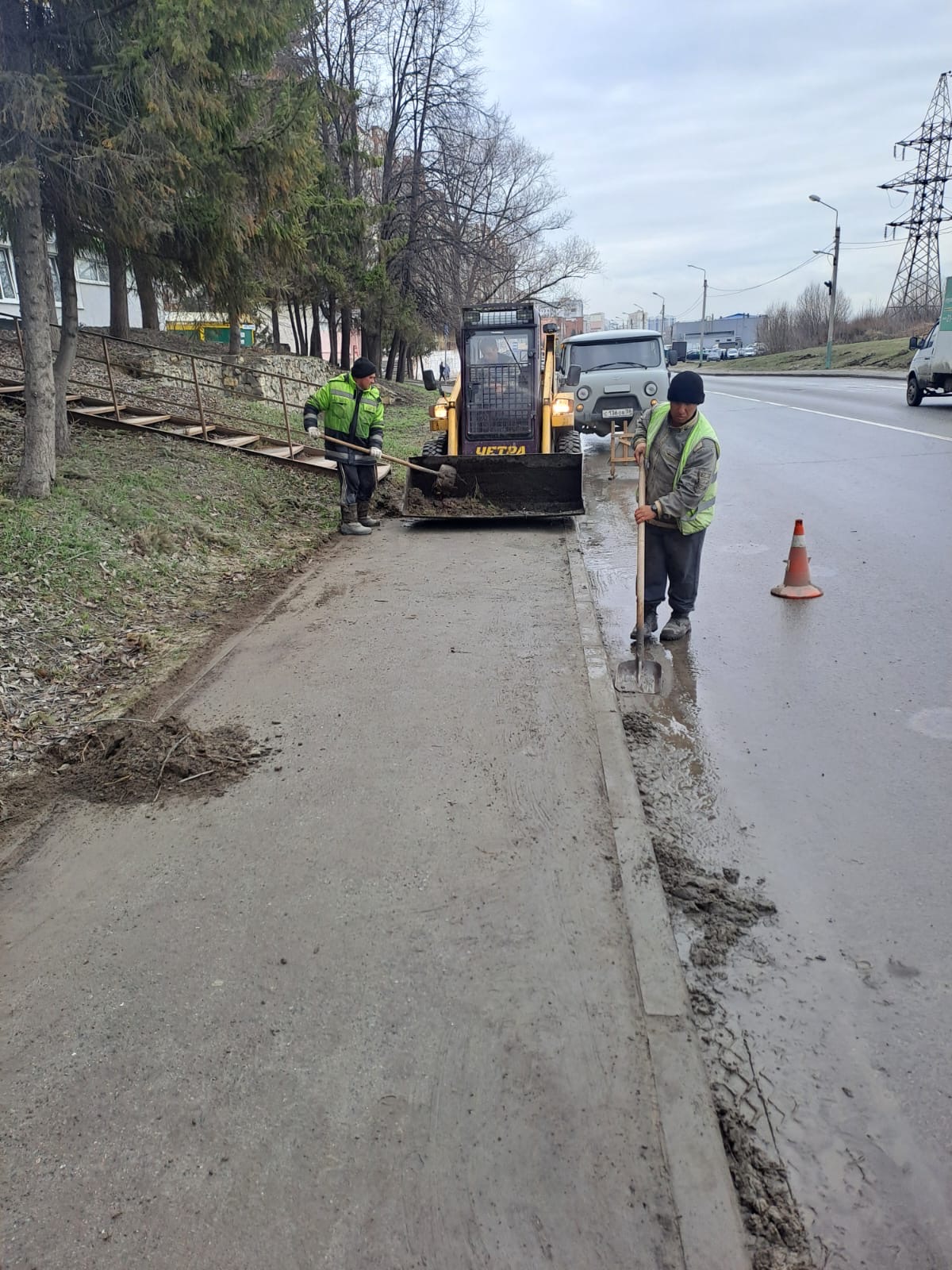 Ручная уборка зимних накоплений с прилотковой части дороги и тротуара по ул. Воронова