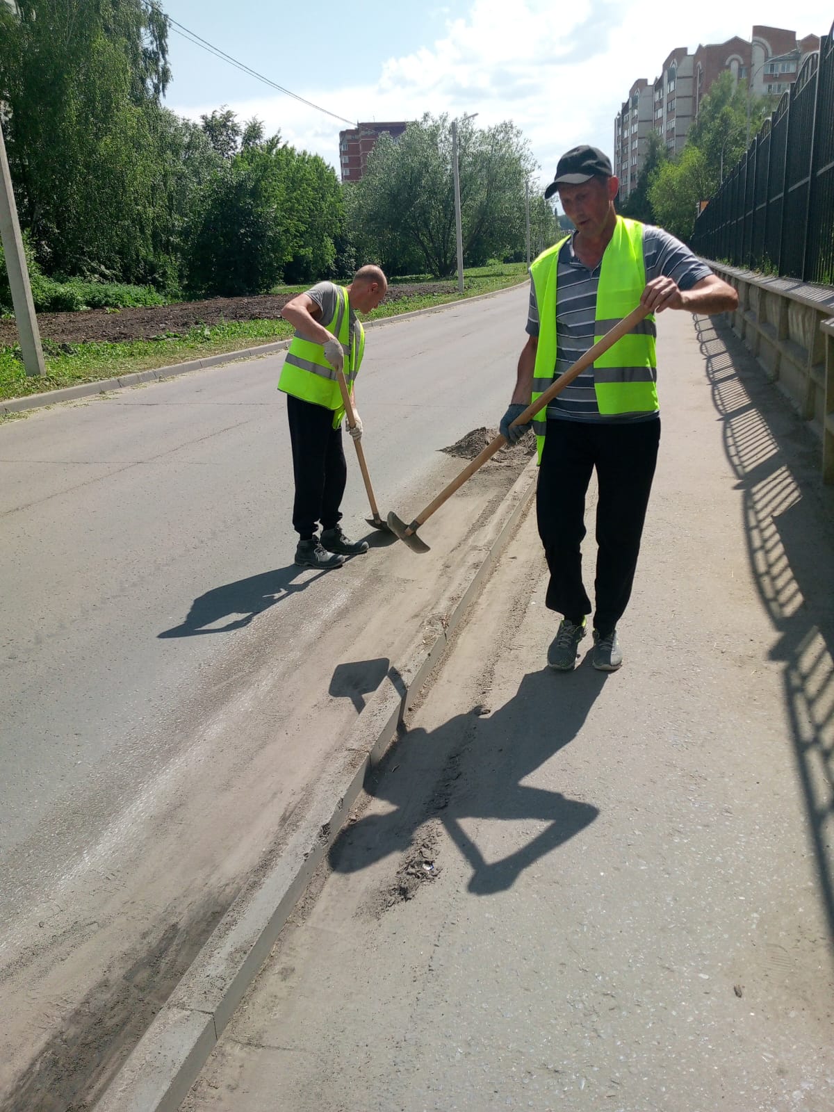 Ручная уборка прилотковой части дороги по ул. Собинова